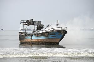 ECUADOR-MANABI-INCENDIO-EMBARCACIONES