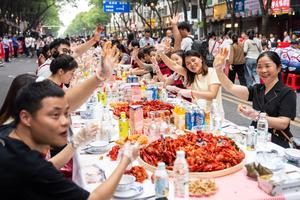 CHINA-HUNAN-DISTRITO DE NANXIAN-BANQUETE DE CANGREJOS DE RIO