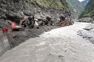 CHINA-XIZANG-GYIRONG-AVALANCHA DE LODO-OPERACIONES DE DESPEJE DE CARRETERAS