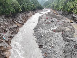 CHINA-XIZANG-GYIRONG-AVALANCHA DE LODO-OPERACIONES DE DESPEJE DE CARRETERAS