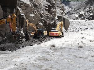 CHINA-XIZANG-GYIRONG-AVALANCHA DE LODO-OPERACIONES DE DESPEJE DE CARRETERAS