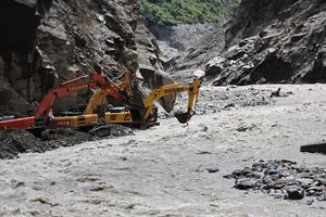 CHINA-XIZANG-GYIRONG-AVALANCHA DE LODO-OPERACIONES DE DESPEJE DE CARRETERAS