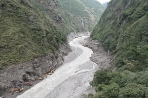 CHINA-XIZANG-GYIRONG-AVALANCHA DE LODO-OPERACIONES DE DESPEJE DE CARRETERAS