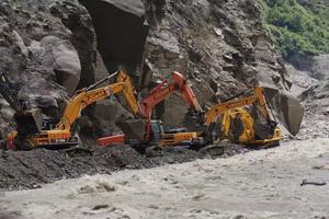 CHINA-XIZANG-GYIRONG-AVALANCHA DE LODO-OPERACIONES DE DESPEJE DE CARRETERAS