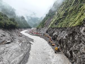 CHINA-XIZANG-GYIRONG-AVALANCHA DE LODO-OPERACIONES DE DESPEJE DE CARRETERAS