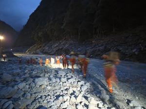 CHINA-XIZANG-GYIRONG-AVALANCHA DE LODO-DRON-SUMINISTROS-ENTREGA