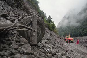 CHINA-XIZANG-GYIRONG-AVALANCHA DE LODO-RESCATE