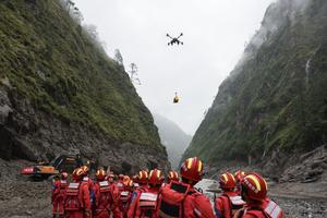 CHINA-XIZANG-GYIRONG-AVALANCHA DE LODO-RESCATE