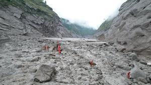 CHINA-XIZANG-GYIRONG-AVALANCHA DE LODO-RESCATE