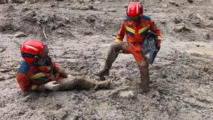 CHINA-XIZANG-GYIRONG-AVALANCHA DE LODO-RESCATE