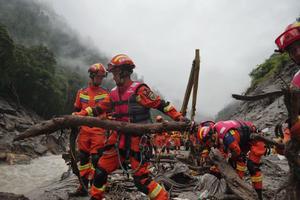 CHINA-XIZANG-GYIRONG-AVALANCHA DE LODO-RESCATE