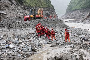 CHINA-XIZANG-GYIRONG-AVALANCHA DE LODO-RESCATE