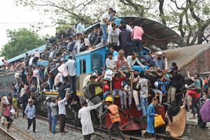 BANGLADESH-GAZIPUR-EID AL-FITR-TREN-REGRESO A CASA