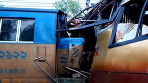 BANGLADESH-CUMILLA-TREN-AUTOBUS-COLISION