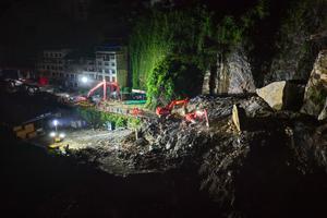 CHINA-CHONGQING-DERRUMBE DE MONTAÑA-RESCATE