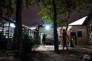 KENIA-NAIROBI-MUKURU-ENERGIA SOLAR-ILUMINACION-NIÑOS-BIENESTAR