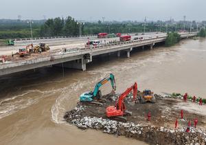 CHINA-HENAN-ZHOUKOU-ROTURA DEL DIQUE-LABORES DE REPARACION