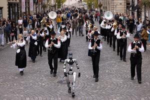 ESLOVENIA-LIUBLIANA-DESFILE DE ORQUESTA-ROBOT HUMANOIDE-DIRECTOR