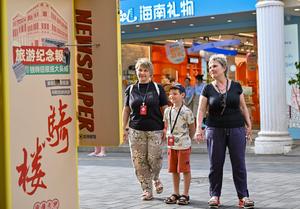CHINA-HAINAN-HAIKOU-CALLE ANTIGUA DE QILOU-TURISTAS EXTRANJEROS