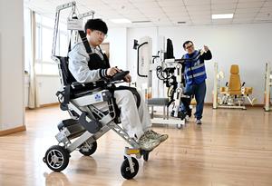 CHINA-QINGDAO-ROBOT-CUIDADO DE PERSONAS MAYORES