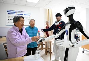 CHINA-QINGDAO-ROBOT-CUIDADO DE PERSONAS MAYORES