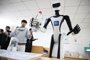 CHINA-QINGDAO-ROBOT-CUIDADO DE PERSONAS MAYORES