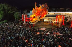 CHINA-ANHUI-HUANGSHAN-LINTERNA DE PEZ AO-DESFILE