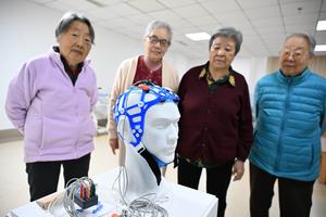 CHINA-QINGDAO-ROBOT-CUIDADO DE PERSONAS MAYORES