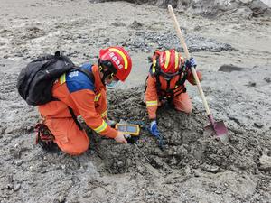 CHINA-XIZANG-GYIRONG-AVALANCHA DE LODO-RESCATE