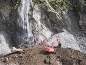 CHINA-XIZANG-GYIRONG-AVALANCHA DE LODO-REPARACION DE EMERGENCIA DE CARRETERA