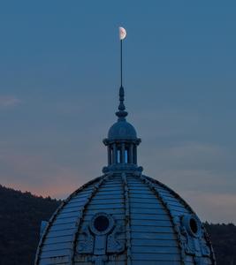 CHINA-ASTRONOMIA-LUNA EN CUARTO CRECIENTE