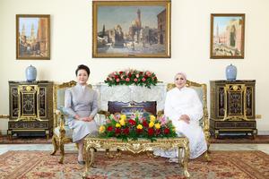 EGIPTO-CAIRO-CHINA-PENG LIYUAN-ENTISSAR EL-SISI-CHARLA MIENTRAS TOMA EL TE-VISITA A UNA EXPOSICION