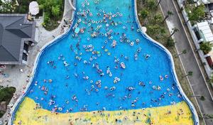 CHINA-VERANO-AGUA-OCIO