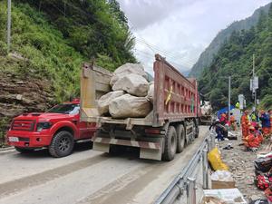 CHINA-XIZANG-GYIRONG-AVALANCHA DE LODO-OPERACIONES DE DESPEJE DE CARRETERAS