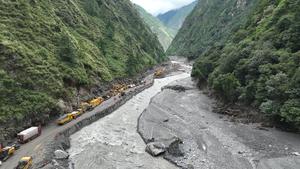 CHINA-XIZANG-GYIRONG-AVALANCHA DE LODO-OPERACIONES DE DESPEJE DE CARRETERAS