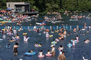CHINA-VERANO-AGUA-OCIO