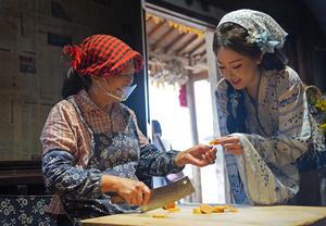CHINA-JIANGXI-WUYUAN-OTOÑO-SECADO DE CULTIVOS-ALDEANA
