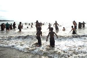 INDONESIA-BALI-TRADICION DEL BAÑO DE BARRO