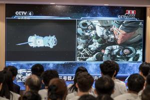 CHINA-HONG KONG-ASTRONAUTA-NAVE ESPACIAL-LANZAMIENTO-ORGULLO LOCAL
