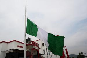 NIGERIA-ABUYA-ACCIDENTE DE AERONAVE MILITAR-BANDERA A MEDIA ASTA