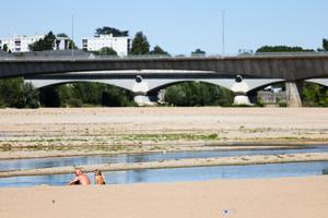 FRANCIA-ORLEANS-LOIRA-NIVEL DEL AGUA