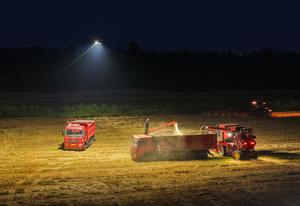 CHINA-ANHUI-COSECHA DE TRIGO-ILUMINACION CON DRONES