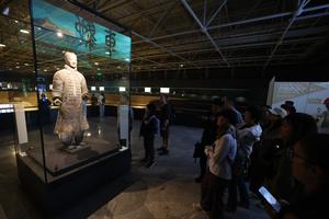CHINA-SHAANXI-XI'AN-MUSEO DEL SITIO DEL MAUSOLEO DEL EMPERADOR QINSHIHUANG-FOSO NO. 2-RENOVACION