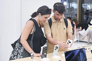 &quot;Laowai&quot; in China | Inbound tourists indulged with shopping spree in Shanghai