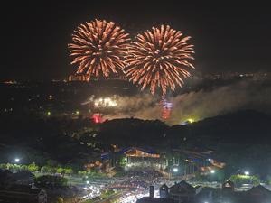 CHINA-GUANGXI-VACACIONES DEL DIA NACIONAL-ESPECTACULO DE FUEGOS ARTIFICIALES
