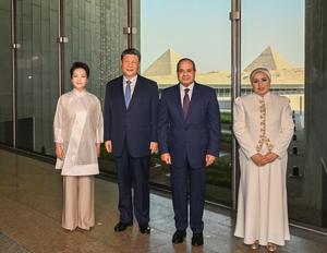 EGIPTO-GIZA-CHINA-XI JINPING-PENG LIYUAN-PRESIDENTE EGIPCIO Y SU ESPOSA-GRAN MUSEO EGIPCIO-RECORRIDO