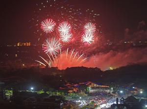 CHINA-GUANGXI-VACACIONES DEL DIA NACIONAL-ESPECTACULO DE FUEGOS ARTIFICIALES