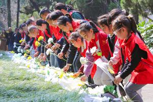 CHINA-FESTIVAL QINGMING-MARTIRES-TRIBUTO
