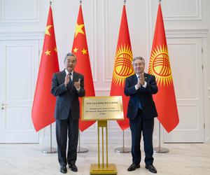 KIRGUISTAN-CHINA-WANG YI-MINISTRO DE RELACIONES EXTERIORES KIRGUIS-CONVERSACIONES