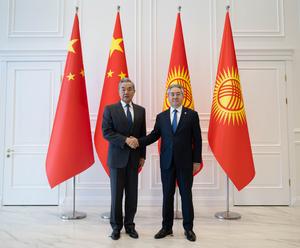 KIRGUISTAN-CHINA-WANG YI-MINISTRO DE RELACIONES EXTERIORES KIRGUIS-CONVERSACIONES